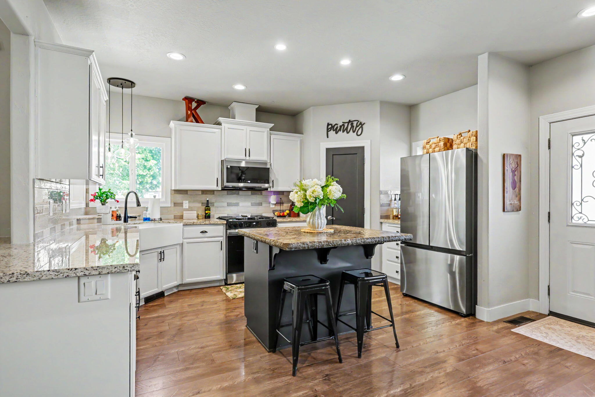 1043 Sandoz Street Central Point, OR 97502 - Photo 3 of 28 ApxSS00020