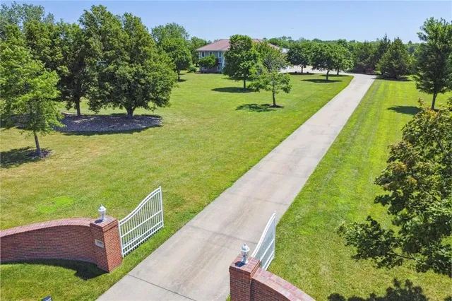 $1,250,000 | 15555 South Moonlight Road, Olathe, KS 66061