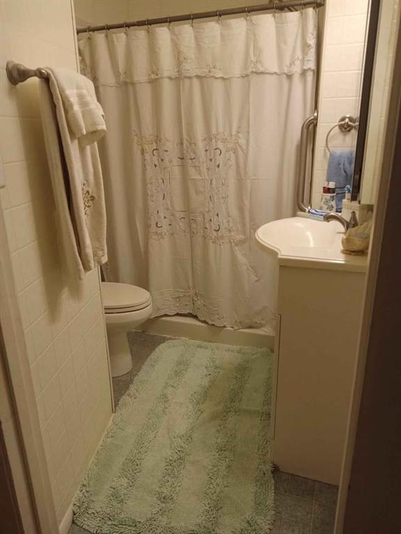 408 East Johnston Street Rotan, TX 79546 - Photo 18 of 18 a bathroom with a sink toilet and shower