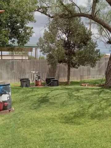 a view of a back yard