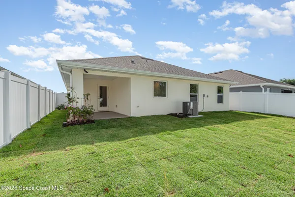 a view of a house with backyard