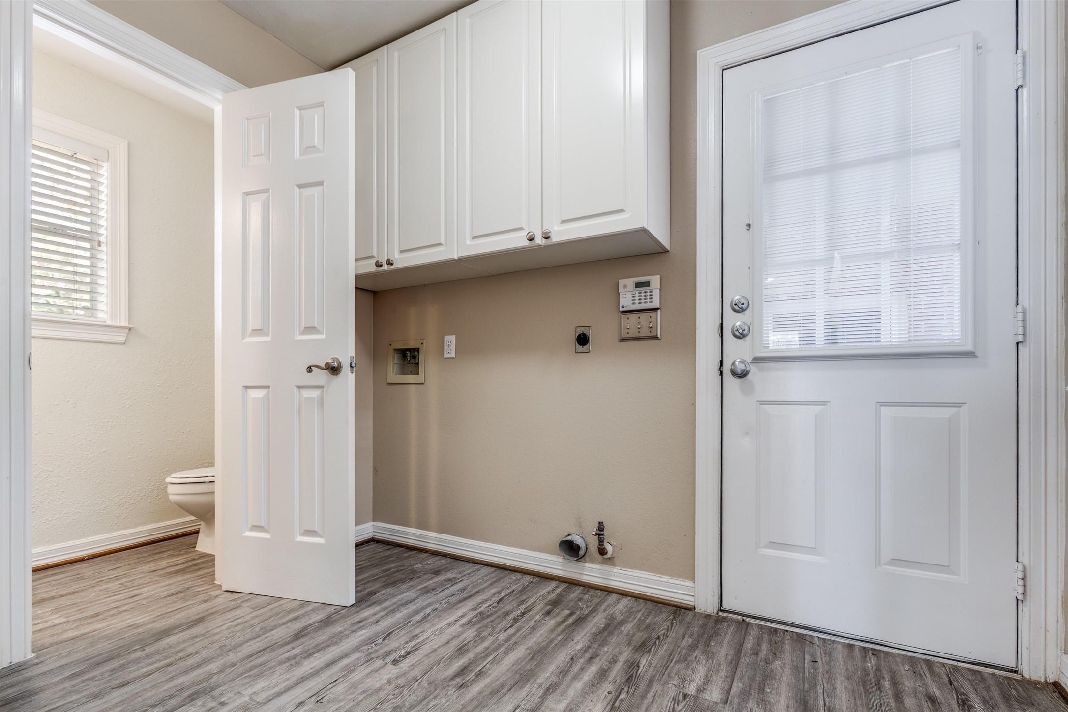 19026 Owen Oak Drive Humble, TX 77346 - Photo 15 of 25 an empty room with wooden floor and closet area