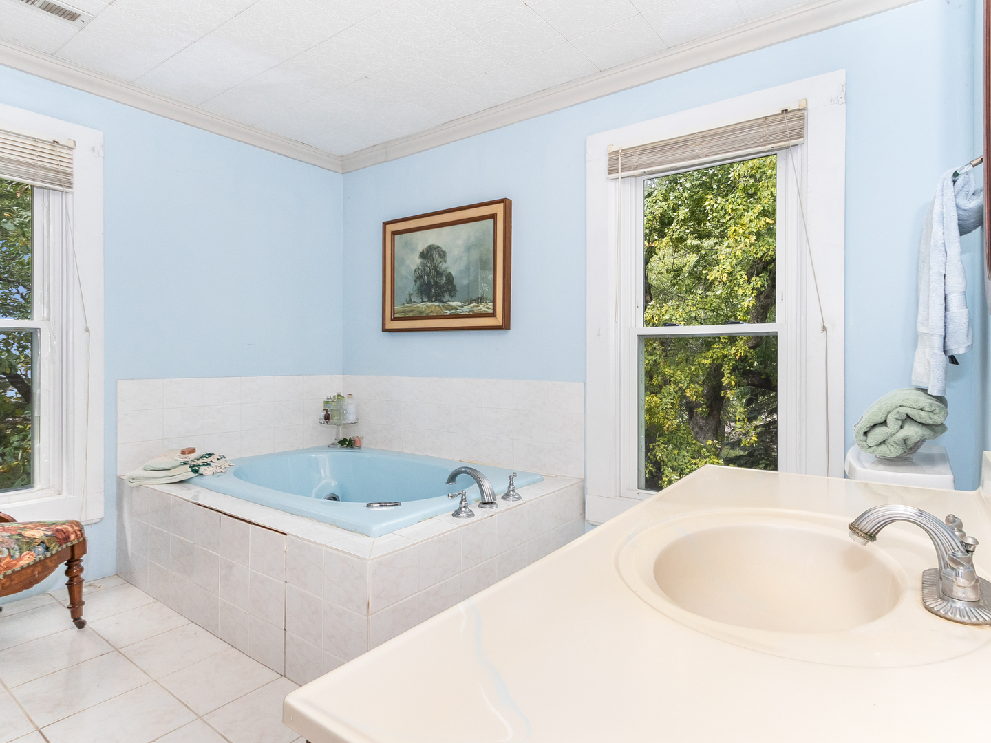 13561 West Kennedy Road Manhattan, IL 60442 - Photo 13 of 28 a bathroom with a tub sink and window