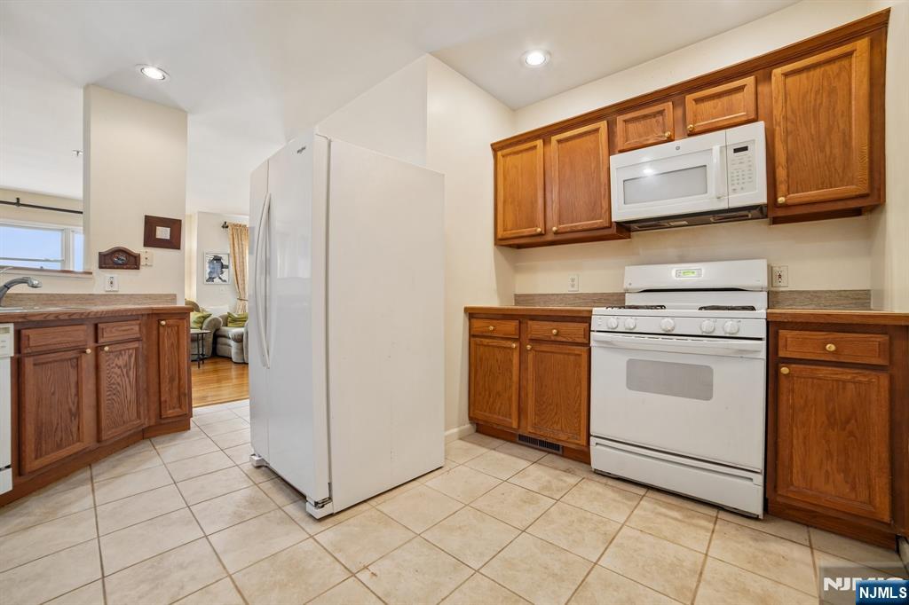 249 The Promenade Edgewater, NJ 07020 - Photo 20 of 29