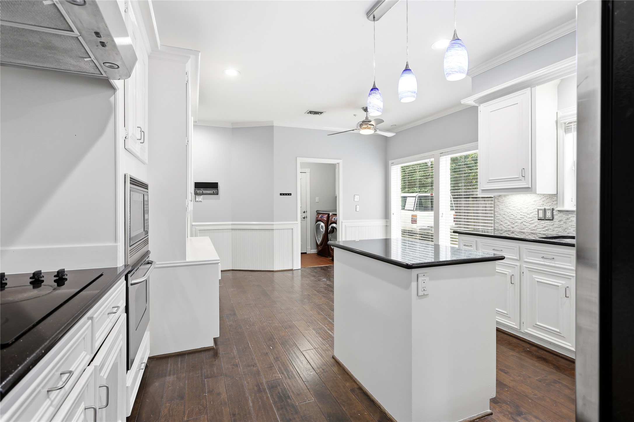 11507 Del Monte Drive Houston, TX 77077 - Photo 12 of 44 Spacious kitchen with island and breakfast area.