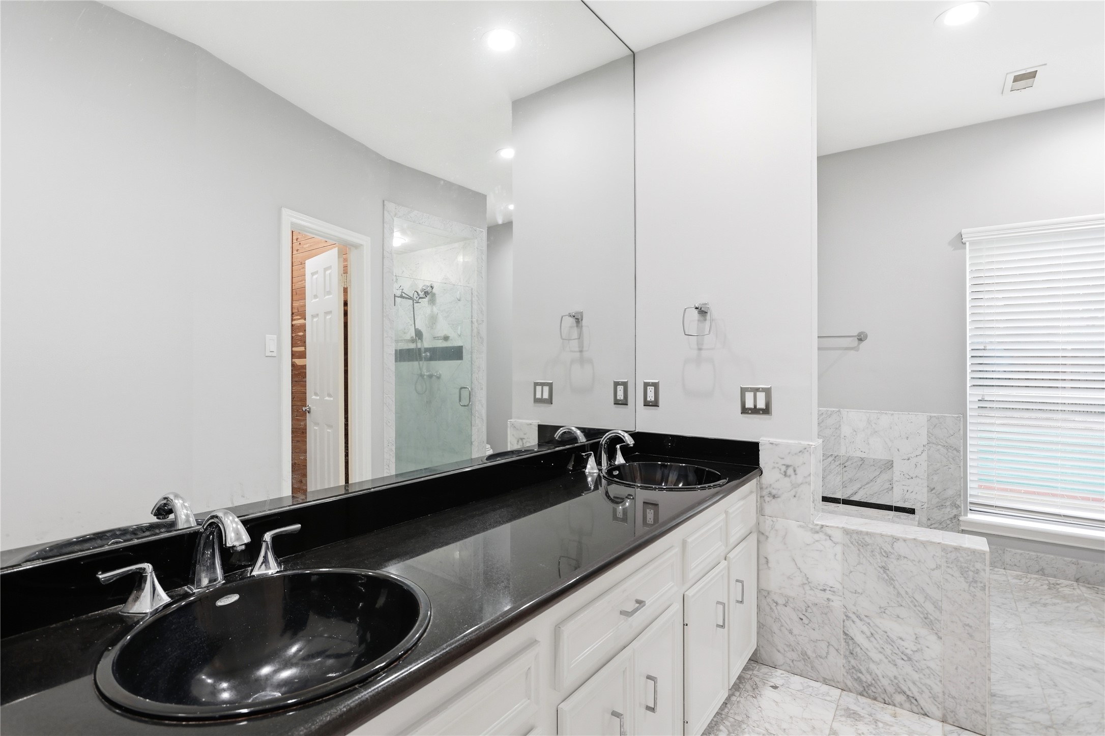 11507 Del Monte Drive Houston, TX 77077 - Photo 24 of 44 Primary bathroom with double sinks, tub and shower.