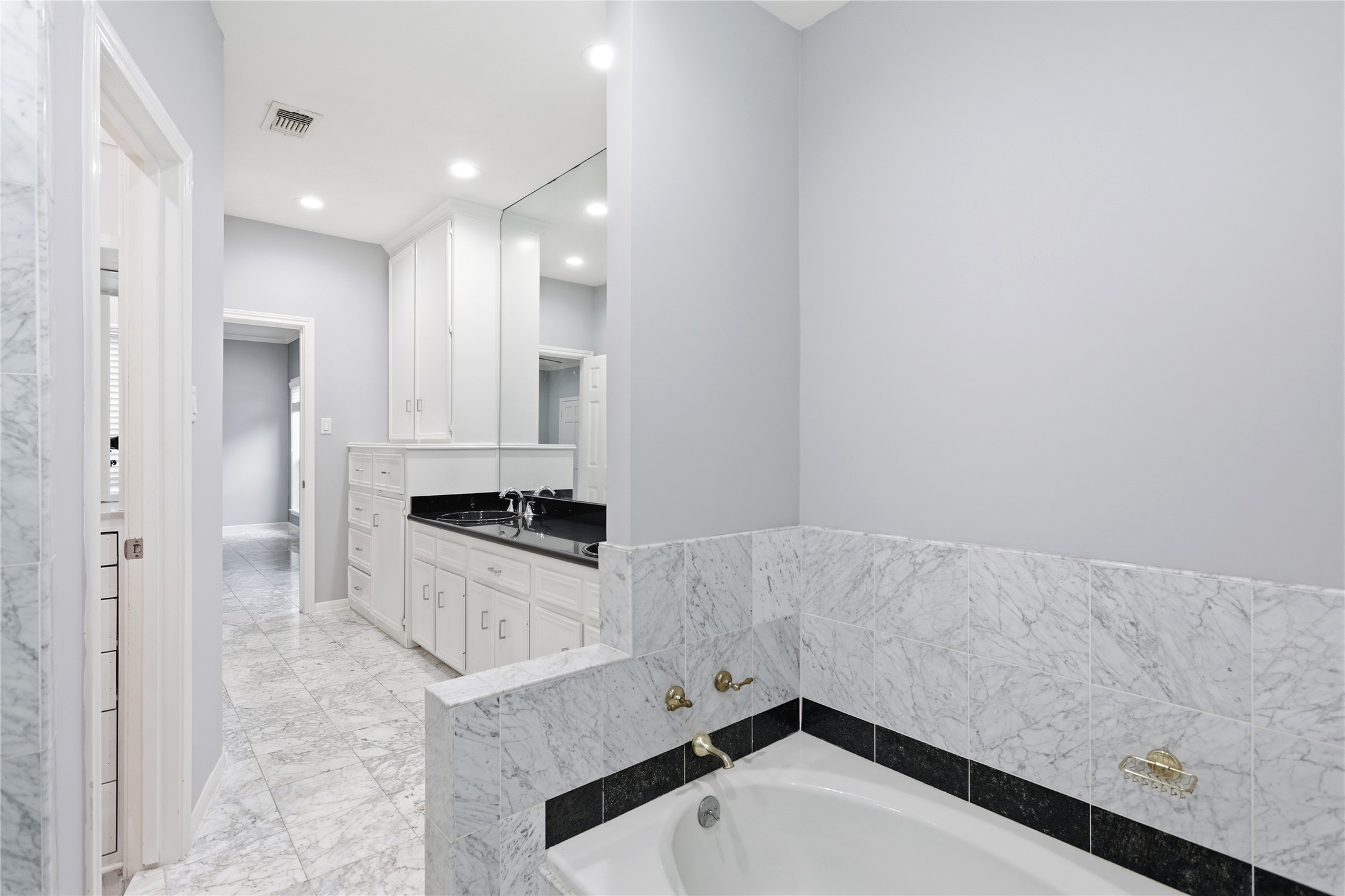 11507 Del Monte Drive Houston, TX 77077 - Photo 26 of 44 Primary bathroom with double sinks, tub and shower.