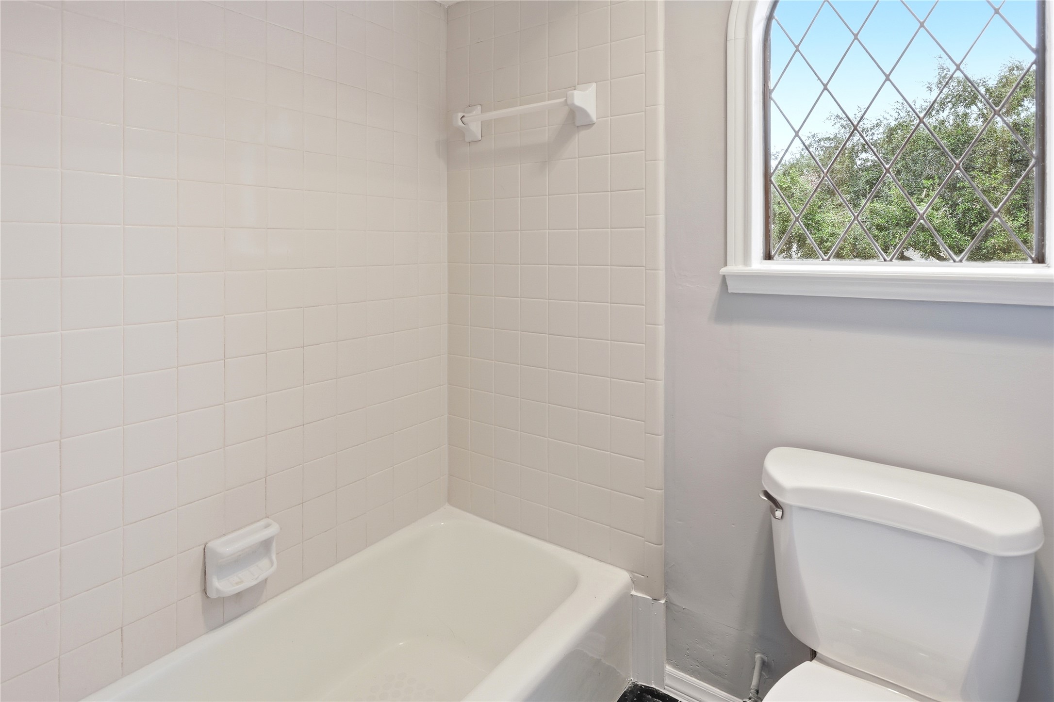 11507 Del Monte Drive Houston, TX 77077 - Photo 36 of 44 Shower/tub combo in secondary bathroom.