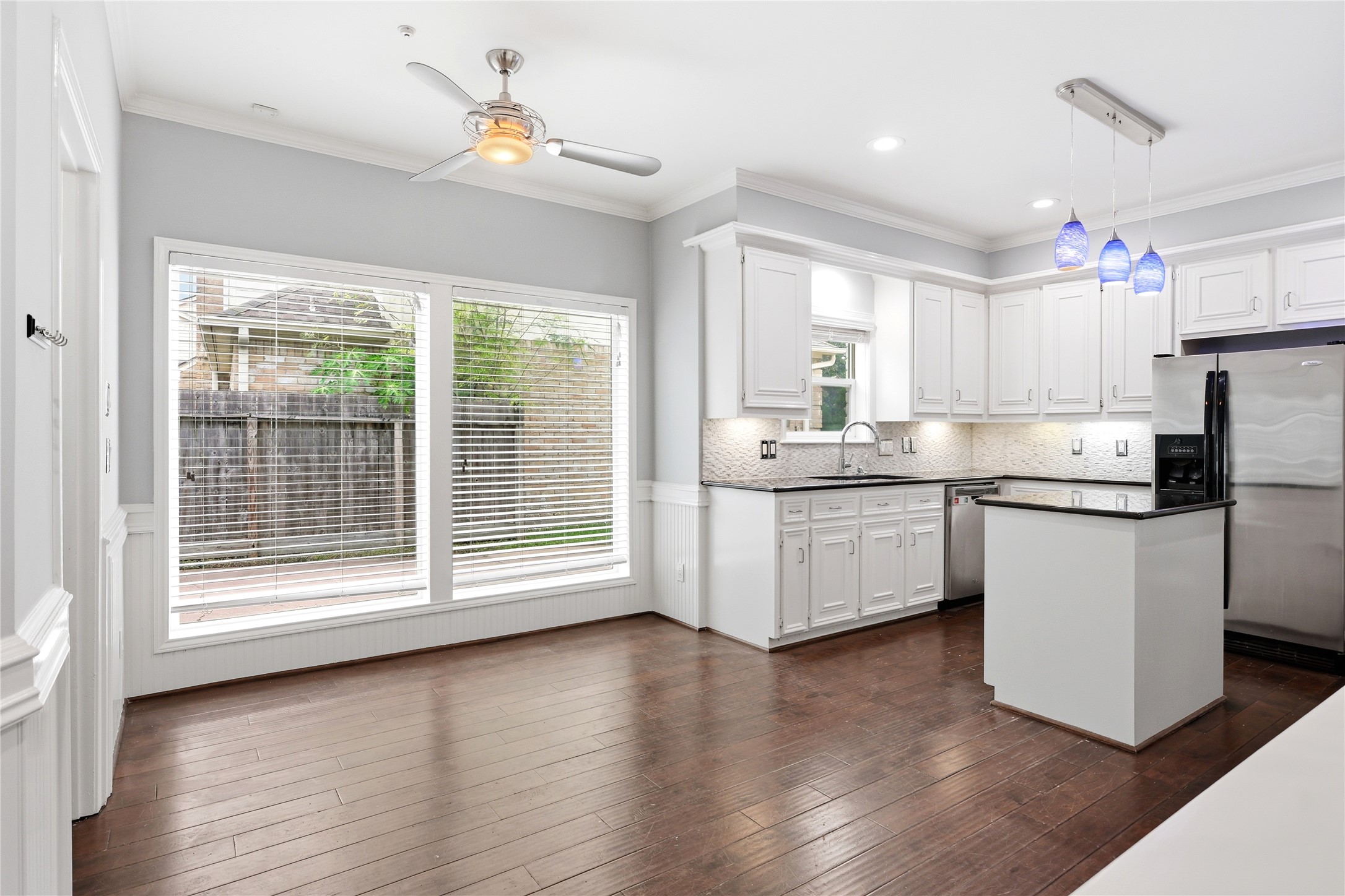 11507 Del Monte Drive Houston, TX 77077 - Photo 10 of 44 Spacious kitchen with island and breakfast area.