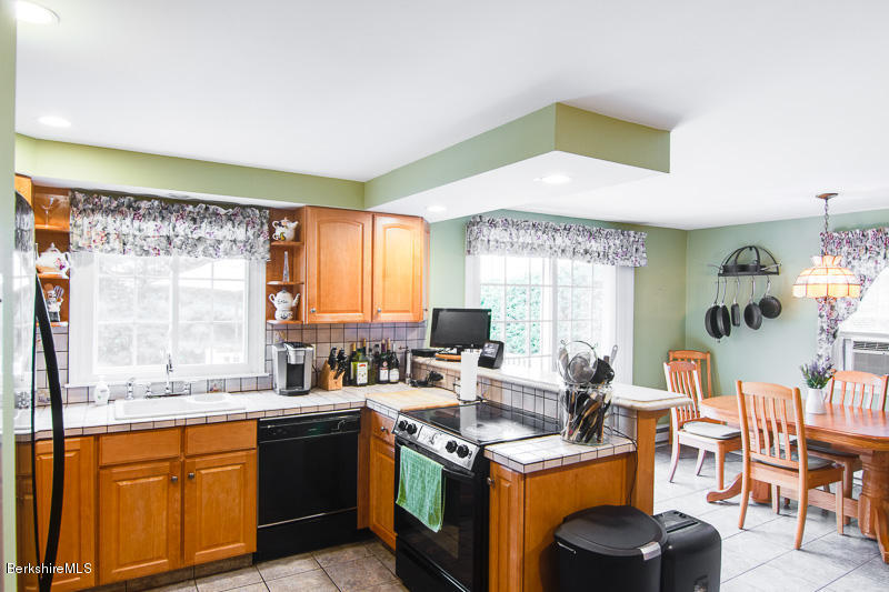 68 Winesap Road Pittsfield, MA 01201 - Photo 8 of 26 kitchen