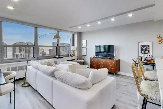 $3,000 | 1255 North Sandburg Terrace, Unit 2804, Chicago, IL 60610