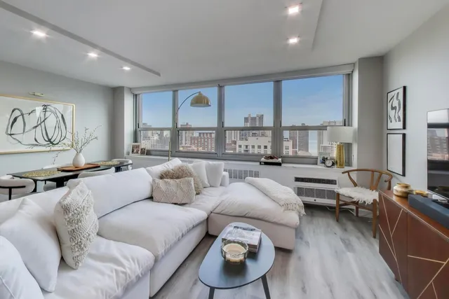 $3,000 | 1255 North Sandburg Terrace, Unit 2804, Chicago, IL 60610