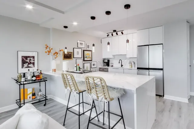 $3,000 | 1255 North Sandburg Terrace, Unit 2804, Chicago, IL 60610