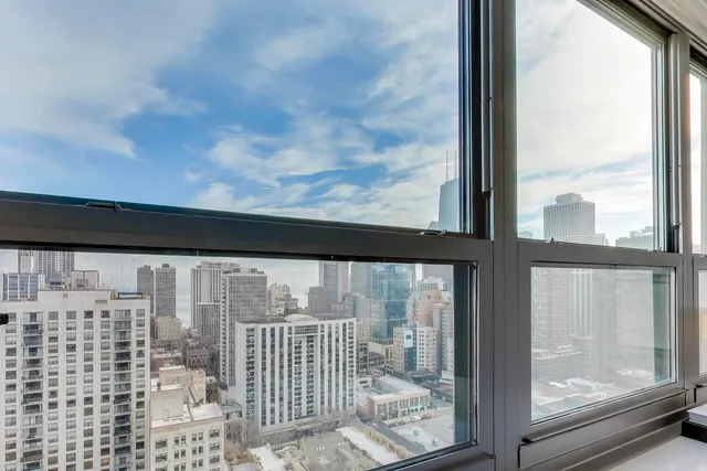 $3,000 | 1255 North Sandburg Terrace, Unit 2804, Chicago, IL 60610