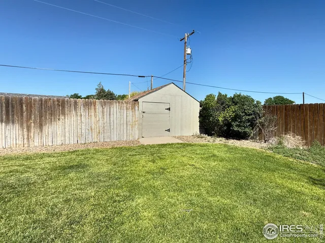 a view of a backyard