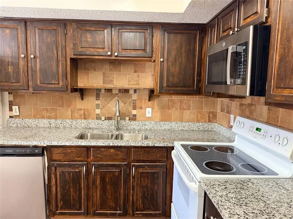 $1,500 | 2300 Bamboo Drive, Unit N208, Arlington, TX 76006