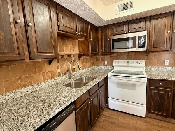 $1,450 | 2300 Bamboo Drive, Unit N208, Arlington, TX 76006
