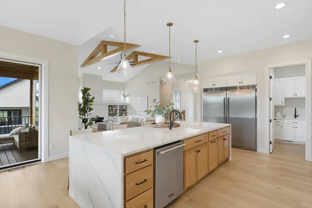 $1,164,500 | 4938 Parkside Circle, Eagan, MN 55123