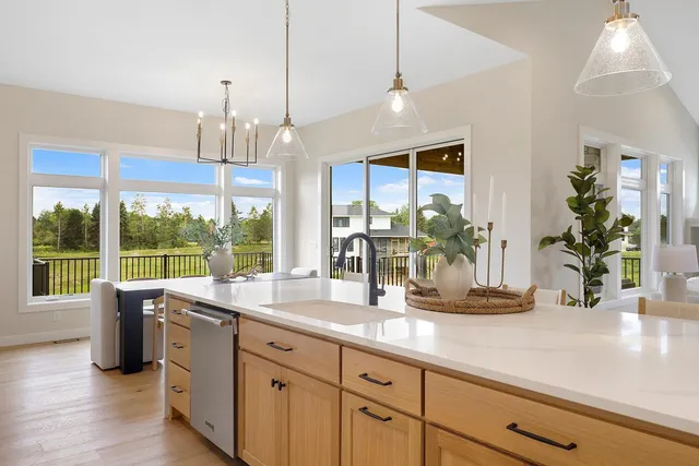 $1,164,500 | 4938 Parkside Circle, Eagan, MN 55123