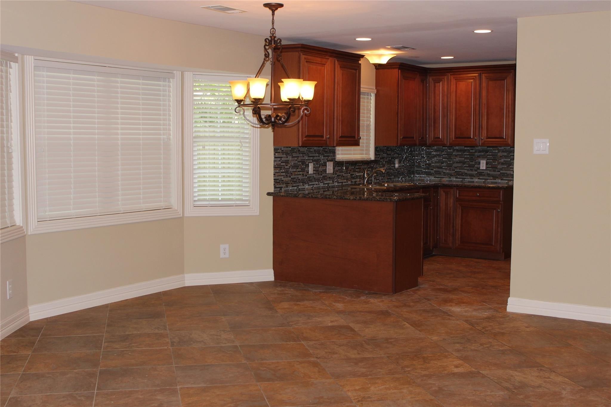 10301 Ivyridge Road Houston, TX 77043 - Photo 7 of 23 Breakfast room view into the kitchen