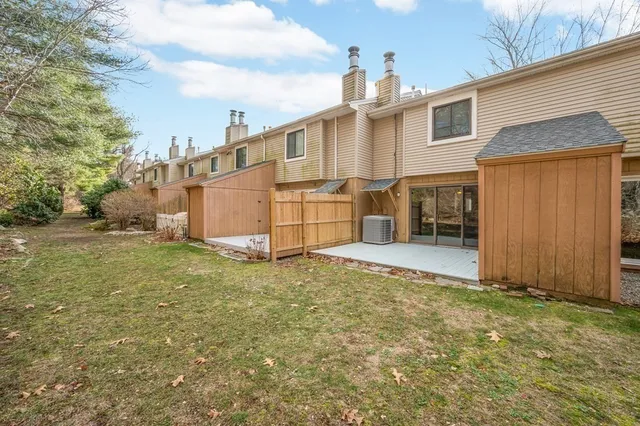 a view of a house with backyard and garden