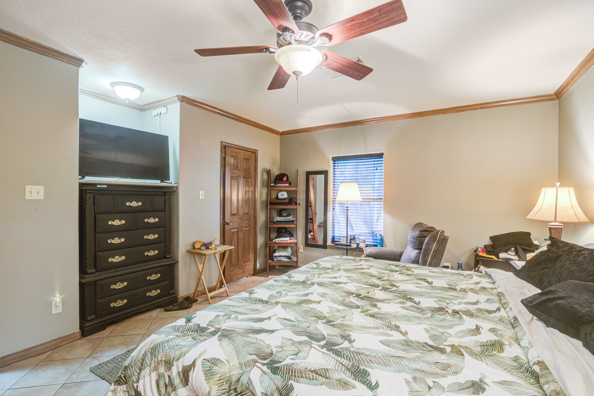 8123 Tareyton Lane Houston, TX 77075 - Photo 16 of 27 a bedroom with a bed and a closet