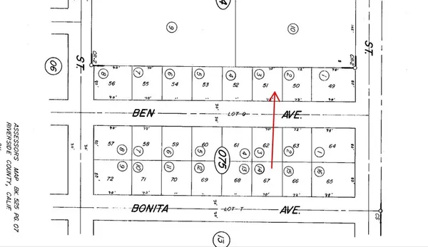 a black and white photo of a living room