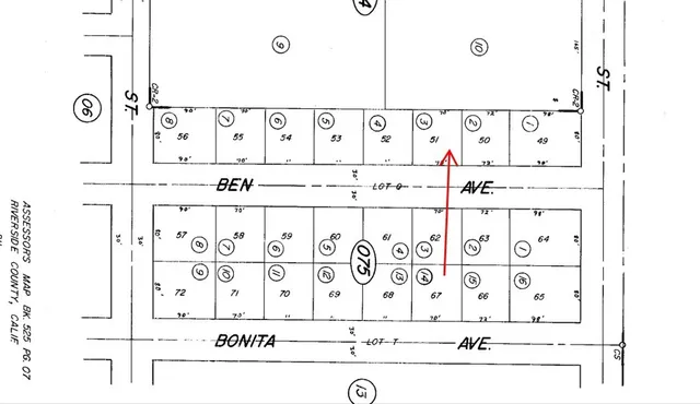 a black and white photo of a living room