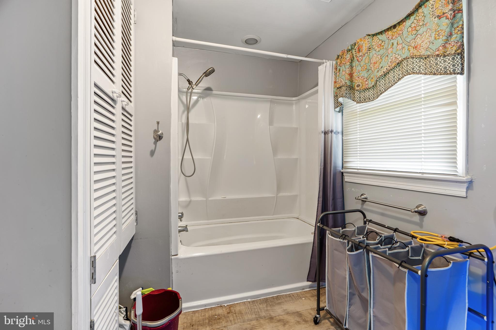 1205 Nottingham Road Newark, DE 19711 - Photo 21 of 47 a bathroom with a tub a sink and a window