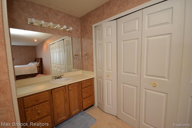1635 Huntington Park Rochester, MI 48309 - Photo 13 of 18