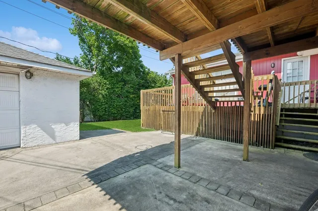 a view of entryway with a patio