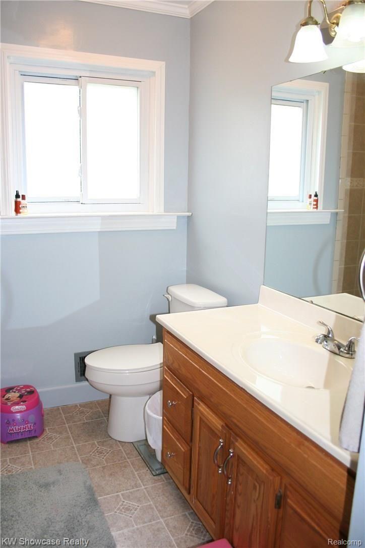 43824 Proctor Road Canton, MI 48188 - Photo 9 of 12 Main bath