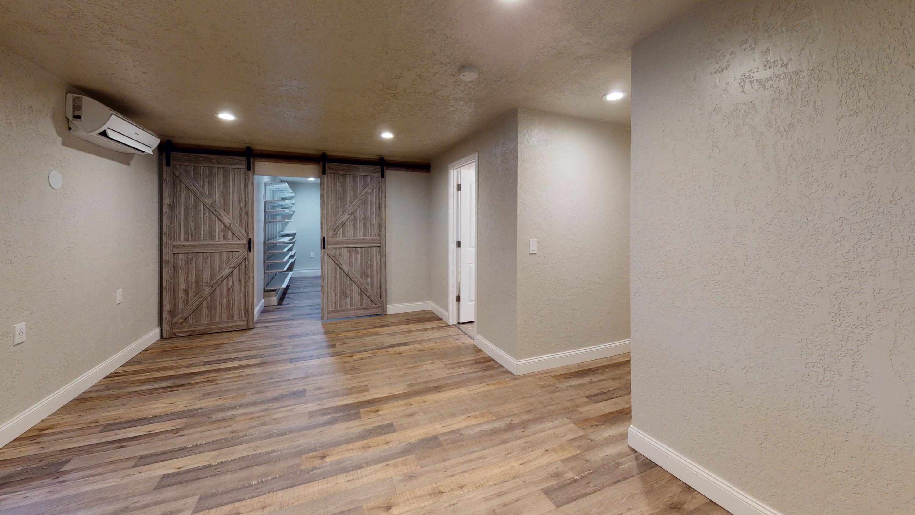 60141 Agate Road Bend, OR 97702 - Photo 7 of 34 60141-Agate-Rd-Main-bedroom