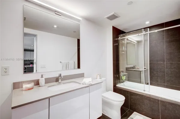 $4,100 | Media Art Entertainment District, Miami, FL 33132