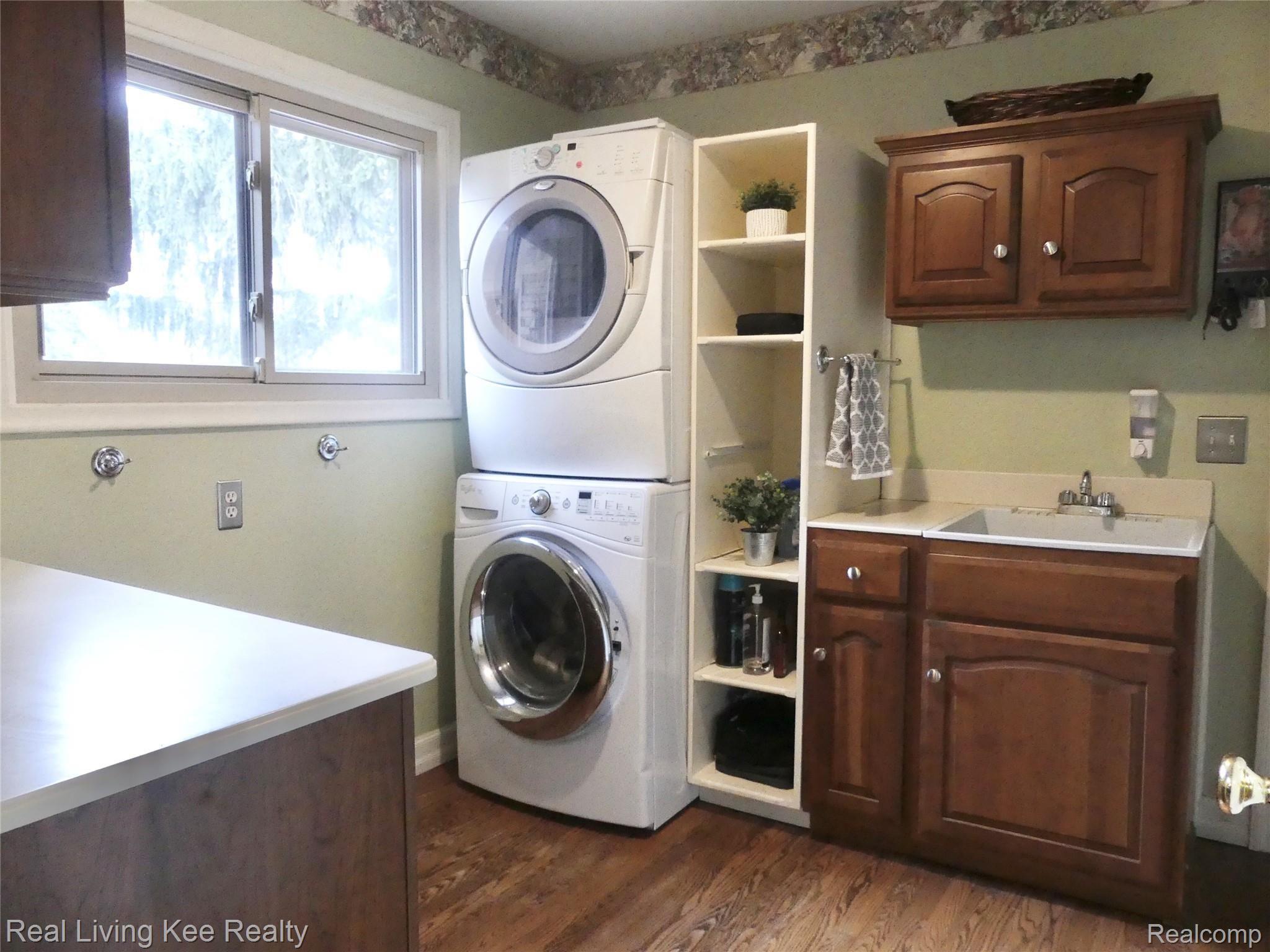 5164 Aintree Road Rochester, MI 48306 - Photo 35 of 47 Large laundry room off of kitchen