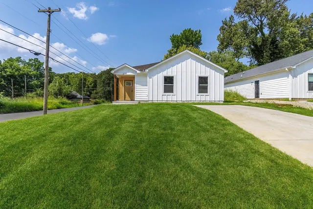 a view of a house with a yard