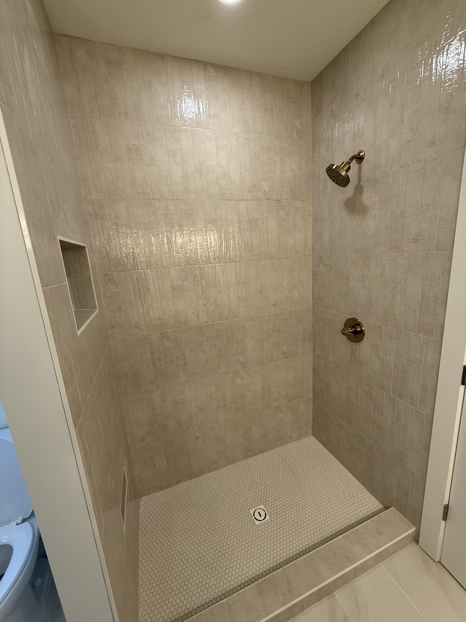 910 East 17th Avenue Springfield, TN 37172 - Photo 11 of 17 a bathroom with a bathtub