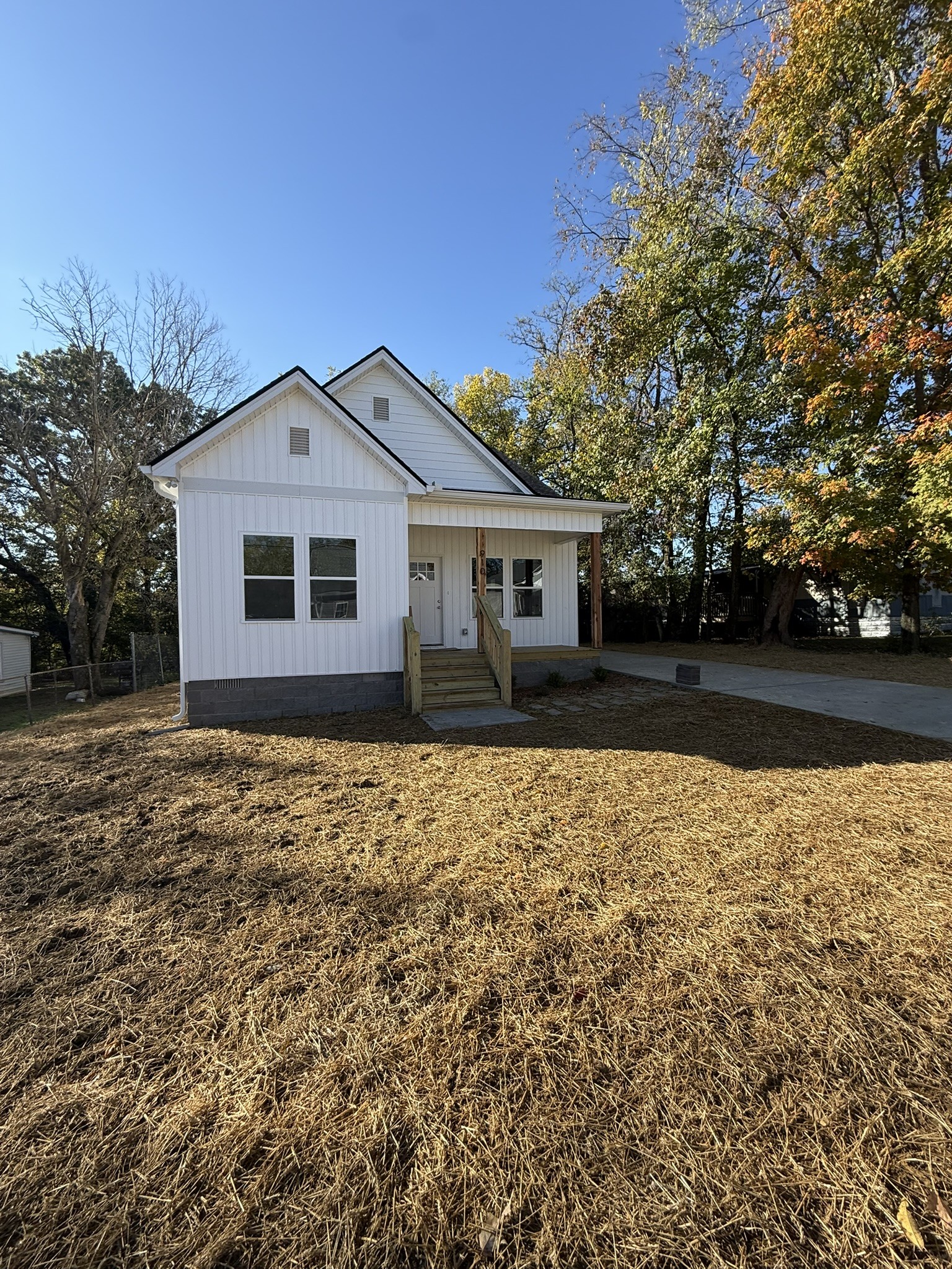 910 East 17th Avenue Springfield, TN 37172 - Photo 2 of 17 a front view of a house with garden
