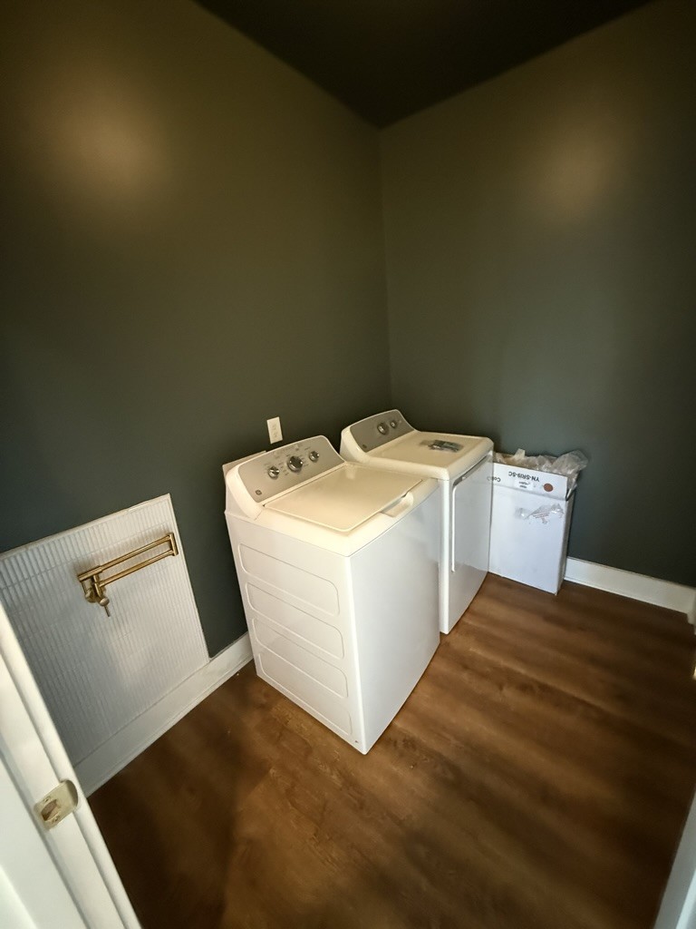 910 East 17th Avenue Springfield, TN 37172 - Photo 8 of 17 a utility room with dryer and washer