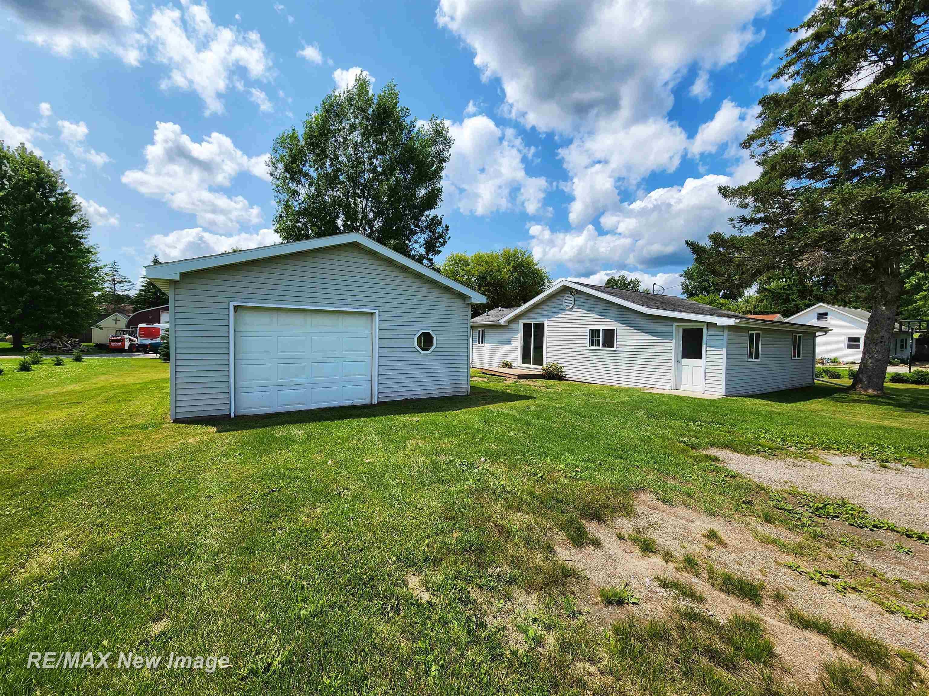4460 South Sasse Road Hemlock, MI 48626 - Photo 1 of 22