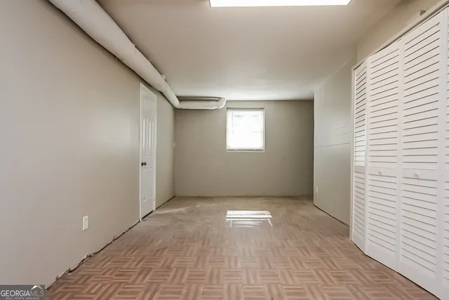 a view of entryway with window