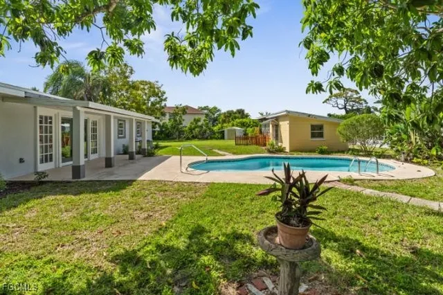 a view of a house with backyard and a sitting area