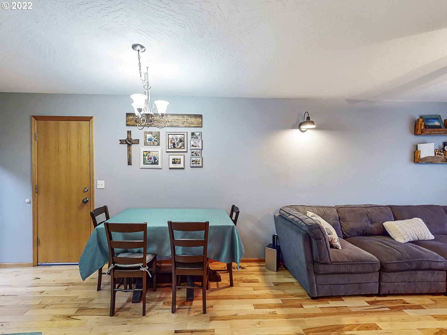 250 South 72nd Street Springfield, OR 97478 - Photo 8 of 28 a view of a livingroom with furniture and window