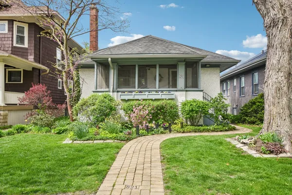 $550,000 | 821 North Grove Avenue, Oak Park, IL 60302