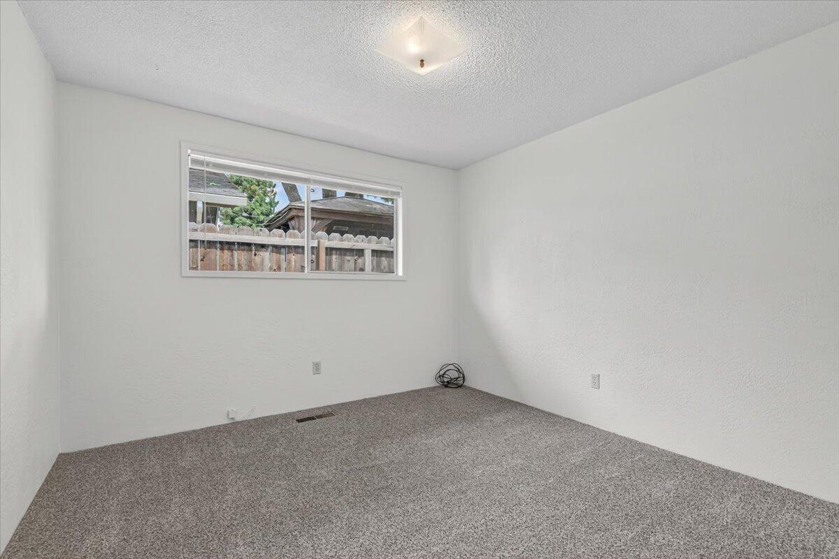 415 Sutter Avenue Medford, OR 97504 - Photo 19 of 28 an empty room with windows