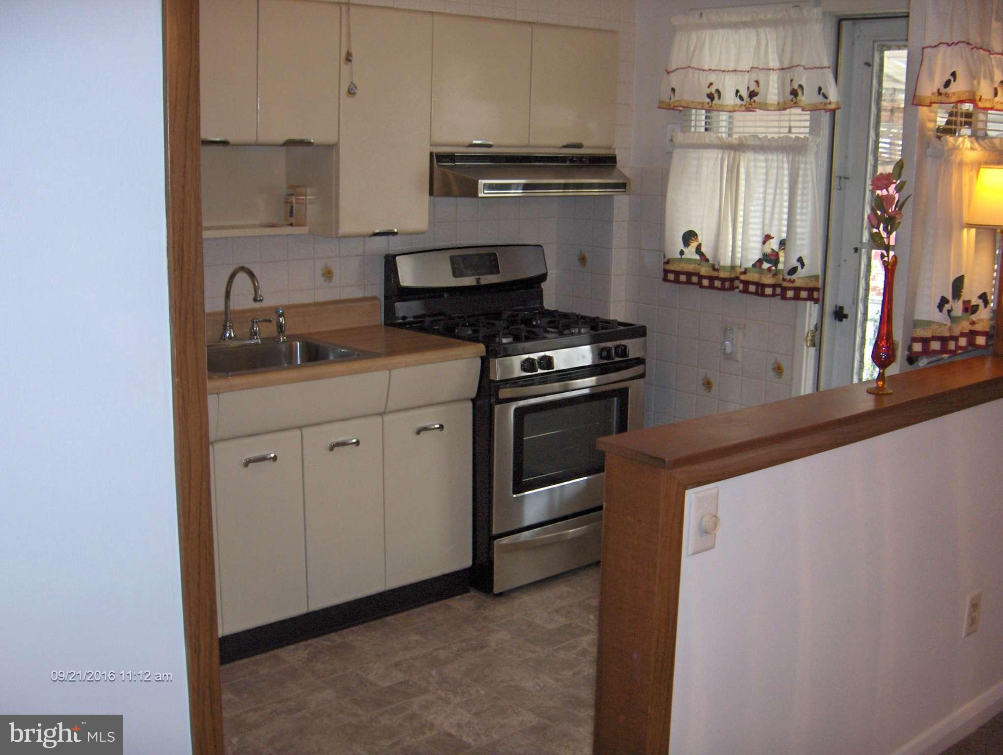 8069 Wallace Road Baltimore, MD 21222 - Photo 4 of 30 Kitchen