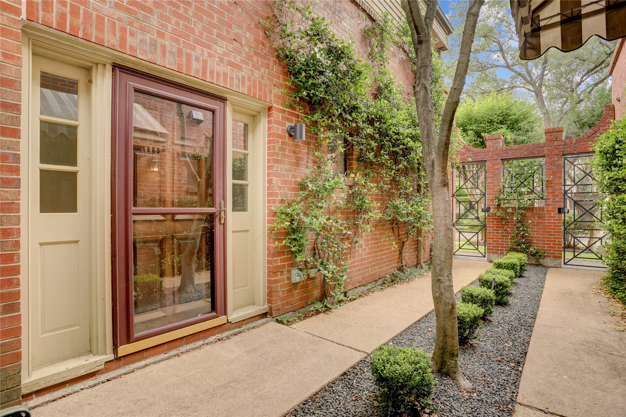 2629 Wroxton Road, Unit A Houston, TX 77005 - Photo 3 of 22 A picturesque courtyard welcomes you to the front door.