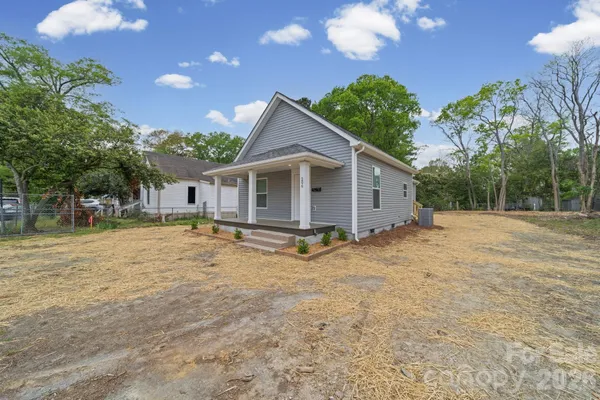 a view of a house with backyard and trees