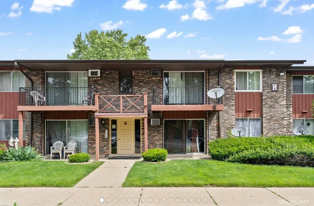 $1,400 | 247 North Neltnor Boulevard, Unit F2C, West Chicago, IL 60185