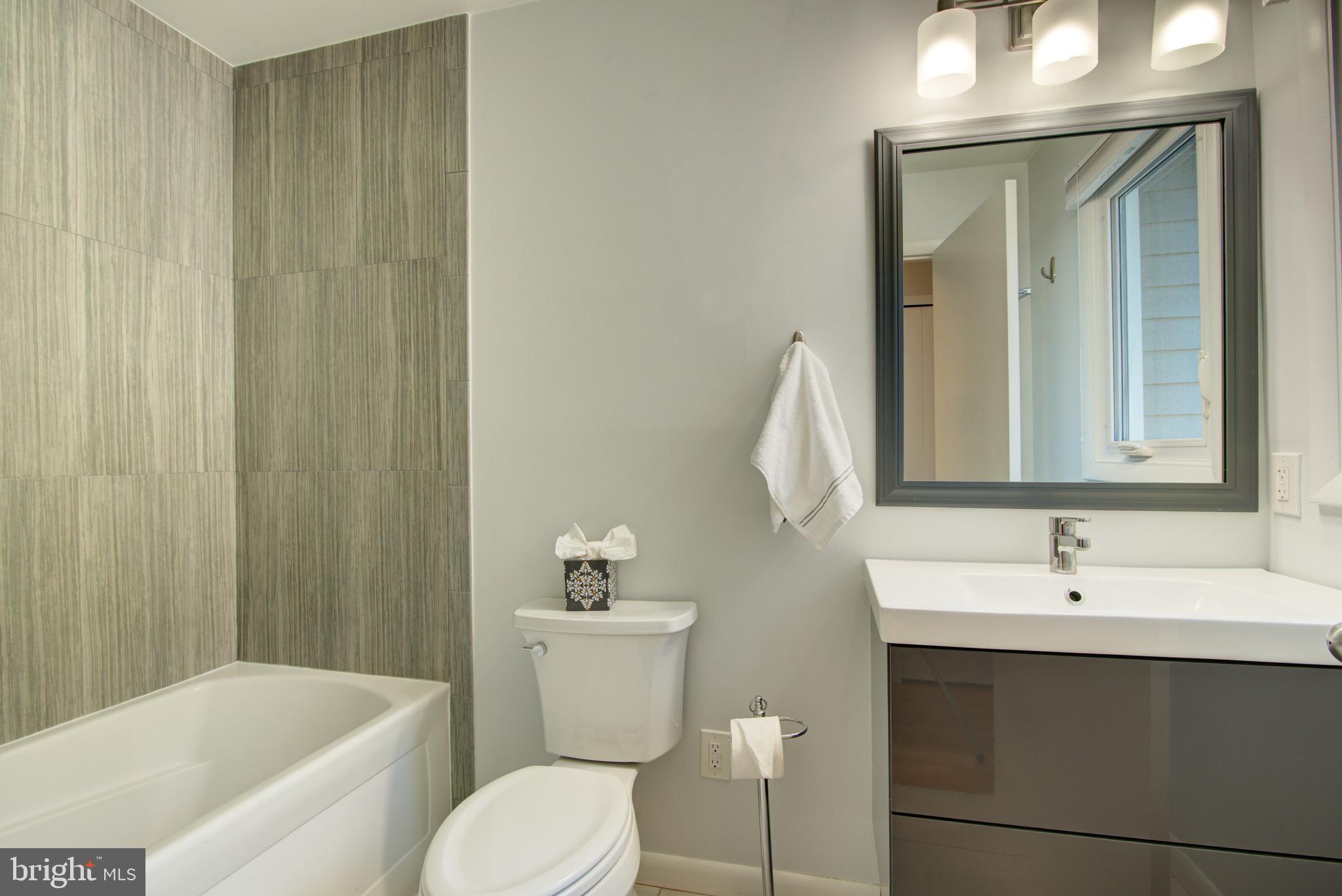 11619 Chapel Cross Way Reston, VA 20194 - Photo 22 of 33 Upper Level Full Bath with Window.